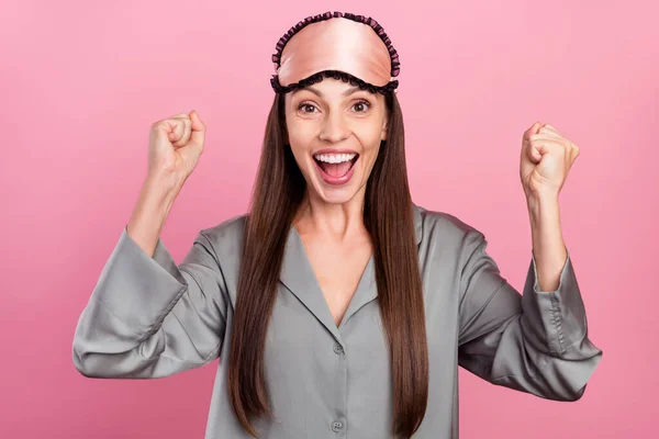 Foto di donna matura felice sorriso positivo gioire vittoria partito di successo isolato su sfondo di colore rosa — Foto Stock