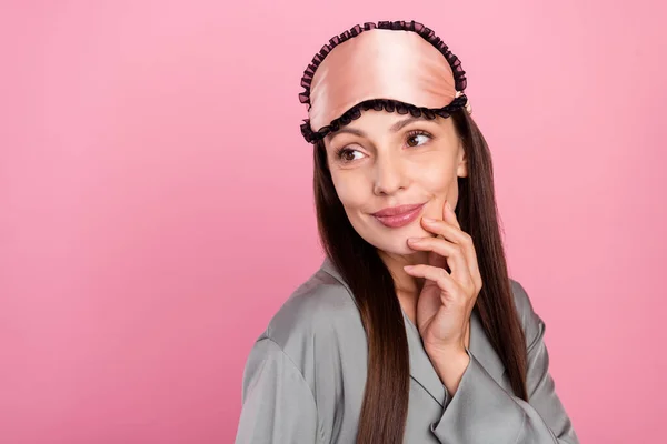 Ritratto di attraente donna allegra guardando da parte copia spazio vuoto ponderare isolato su sfondo rosa pastello colore — Foto Stock