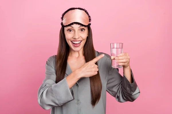 Foto di donna matura felice sorriso positivo punto dito vetro acqua scelta selezionare sano isolato su sfondo di colore rosa — Foto Stock