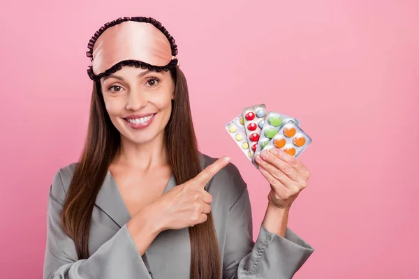 Foto di donna matura felice sorriso positivo indicano farmaci per le dita pillole salute isolato su sfondo di colore rosa — Foto Stock