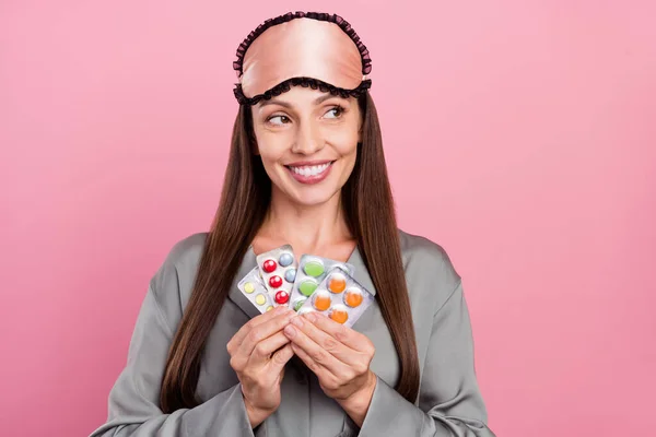 Foto di donna matura felice sorriso positivo salute vitamine antidolorifici notte isolato su sfondo di colore rosa — Foto Stock