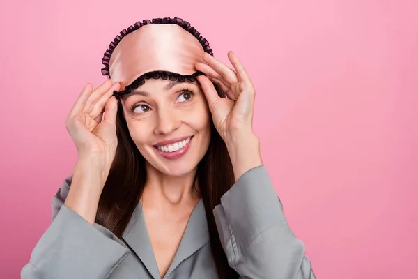 Foto di donna matura felice sorriso positivo indossare maschera occhio pigiama partito ora di andare a letto isolato su sfondo di colore rosa — Foto Stock