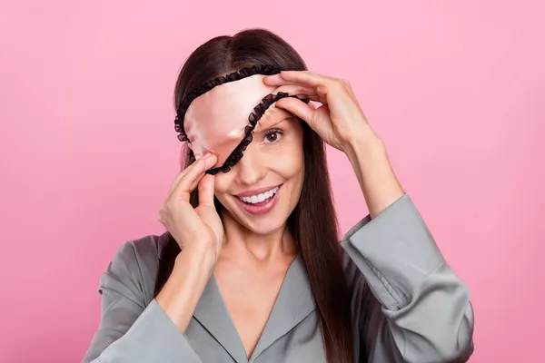 Foto di donna matura felice sorriso positivo chiudere la maschera occhio notte sonno giocoso isolato su sfondo di colore rosa — Foto Stock