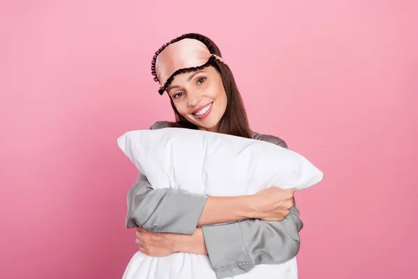 Foto de mulher madura feliz sorriso positivo abraço abraço almofada hora de dormir isolado sobre fundo cor-de-rosa — Fotografia de Stock