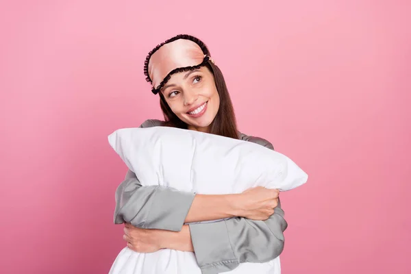 Retrato de mulher sonhadora alegre atraente abraçando travesseiro fantasiando isolado sobre fundo cor pastel rosa — Fotografia de Stock