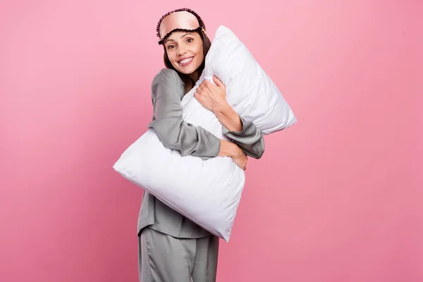 Retrato de mulher alegre atraente abraçando travesseiro regime saudável isolado sobre cor pastel rosa fundo — Fotografia de Stock