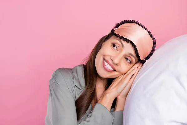 Foto de mulher madura feliz sorriso positivo sono cochilo descanso relaxar noite de travesseiro isolado sobre cor rosa fundo — Fotografia de Stock