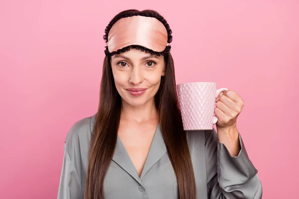 Foto de mujer madura feliz sonrisa positiva taza beber té hora de dormir pijama aislado sobre fondo de color rosa —  Fotos de Stock