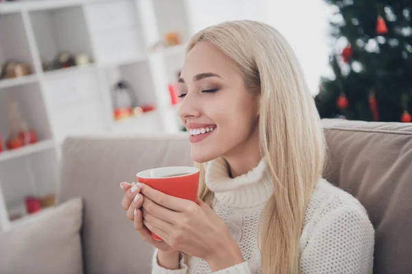 Photo de jeune femme douce et brillante porter pull tricoté souriant profiter d'une boisson savoureuse à l'intérieur de la maison chambre à la maison — Photo