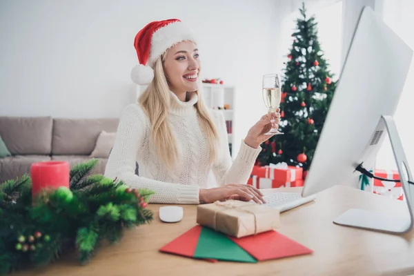 Foto de adorable dulce joven dama usar jersey de punto hablando selfie dispositivo moderno levantamiento copa de vino interior casa habitación —  Fotos de Stock