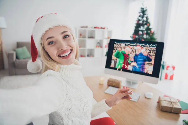 Photo of charming pretty young woman dressed white sweter talking modern gadżet takking selfie uśmiecha się wewnątrz domu — Zdjęcie stockowe
