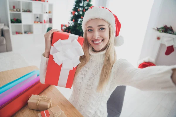 Mutlu gülümseyen mutlu bir kızın fotoğrafı. Hediye kutusu. Selfie Noel 'i evde kutlar. — Stok fotoğraf