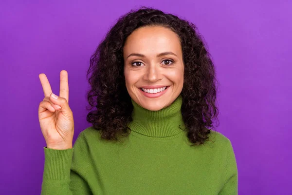 かなり面白いのアフロ女性の写真を着て緑のタートルネックショーvサイン笑顔孤立した紫色の背景 — ストック写真
