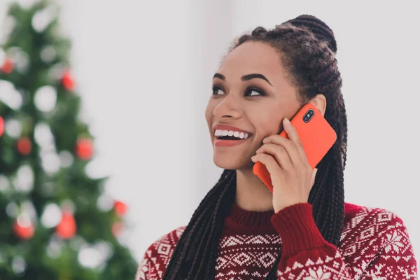 Retrato de atractiva chica alegre de moda usando el dispositivo hablando por teléfono roaming felicitando día festal en casa en interiores —  Fotos de Stock