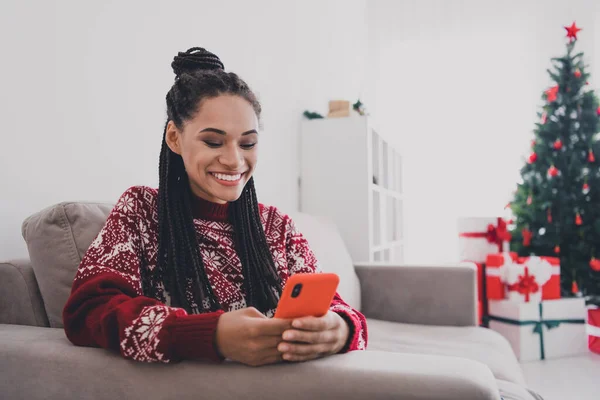 Porträtt av attraktiv trendig glad flicka med hjälp av enheten festlig dag vila SMS smm post sociala nätverk hemma inomhus — Stockfoto