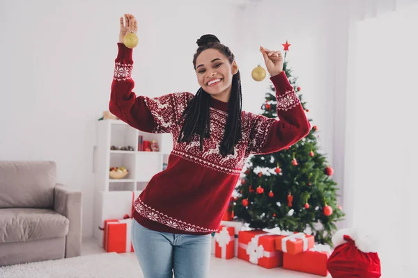Retrato de menina alegre atraente se divertindo dançando com bauble festal tempo férias dezembro em casa decorada dentro de casa — Fotografia de Stock