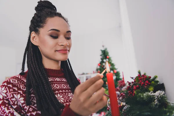 Çekici, neşeli bir kızın portresi geleneksel mum yakma zamanı Aralık akşamını dekore edilmiş evde geçiriyor. — Stok fotoğraf