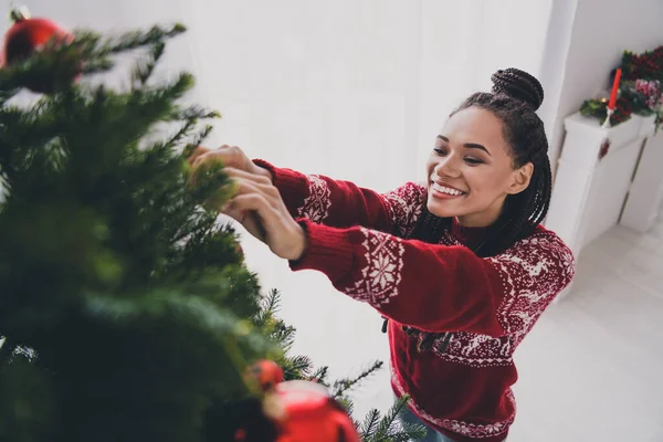 Porträtt av attraktiv glad flicka hängande festlig inredning på gran träd festlig tid tillbringa semester på inredda hem inomhus — Stockfoto
