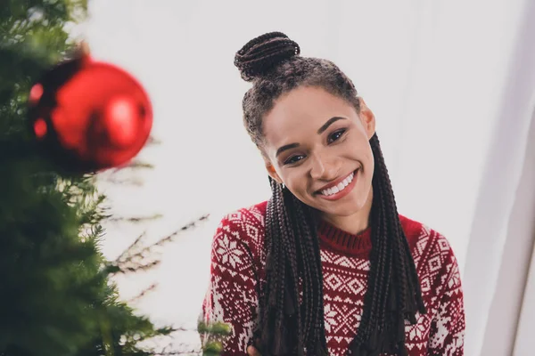 Retrato de menina alegre atraente passar tempo festivo dia de férias sonho vestindo pulôver de malha em casa decorada dentro de casa — Fotografia de Stock