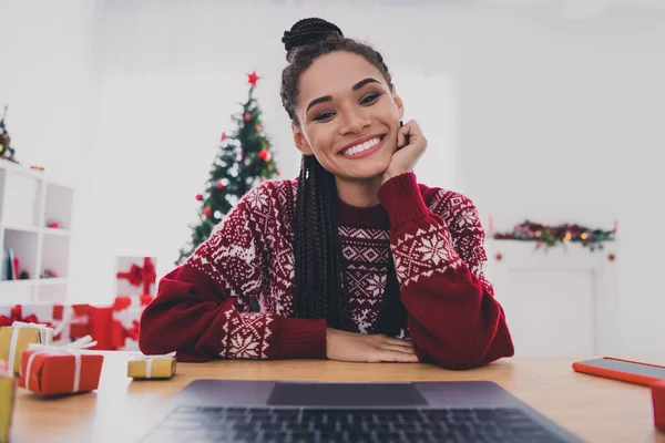 Retrato de chica alegre atractiva usando el ordenador portátil que llama en el contacto web hablando comunicación festal día taller en casa en interiores —  Fotos de Stock