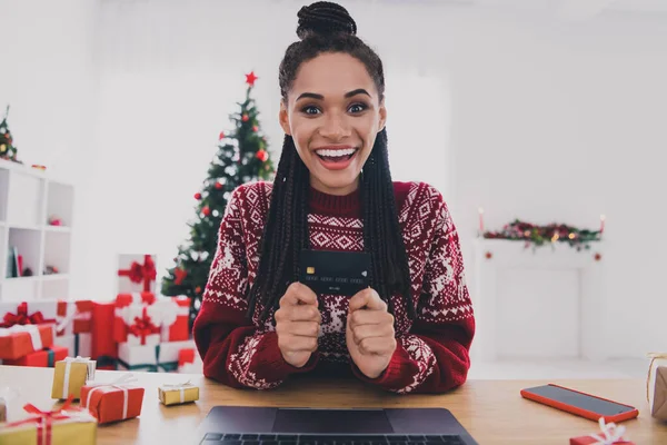 Retrato de chica alegre atractiva usando portátil tarjeta de plástico finanzas orden comprador entrega regalos consumismo en el hogar decorado en interiores —  Fotos de Stock