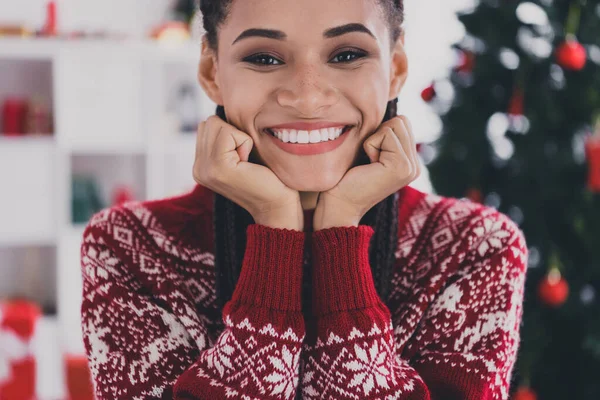 Beskuren vy porträtt av attraktiv glad flicka njuter av gott humör festlig tid dag bära ful jumper på inredda hem inomhus — Stockfoto