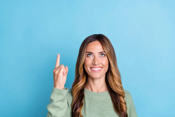 Foto porträtt kvinna stirrar hålla fingret upp fick lysande idé isolerad pastell blå färg bakgrund — Stockfoto