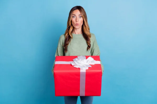 Fotoğrafçı kadın büyük bir hediye kutusu tutuyor. Şaşırtıcı bir şekilde izole edilmiş pastel rengi arka plan. — Stok fotoğraf