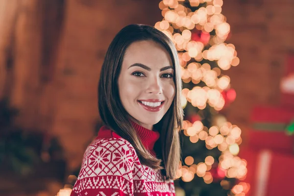 Fénykép bájos vidám fiatal nő öltözött piros pulóver ünneplő újév mosolygós beltéri szoba otthon ház — Stock Fotó