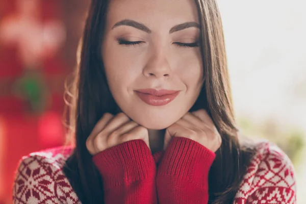 Foto de adorable señora brillante usar jersey rojo sonriendo disfrutando de Navidad tiempo cerrado ojos interiores casa casa habitación — Foto de Stock