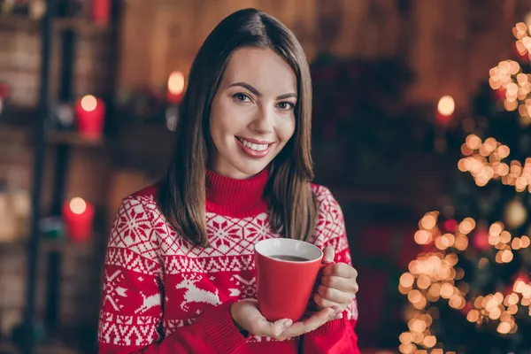 Retrato de menina alegre atraente bebendo cappuccino espírito festivo descanso de dia no loft estilo industrial interior decorado casa dentro de casa — Fotografia de Stock