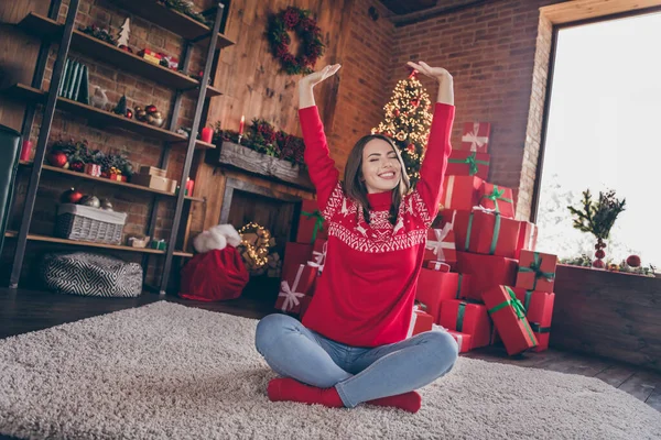 Photo pleine grandeur de hourra jeune femme assise sur le sol près de cadeaux arbre porter pull rouge chaussettes jeans à la maison seul sur la nouvelle année — Photo