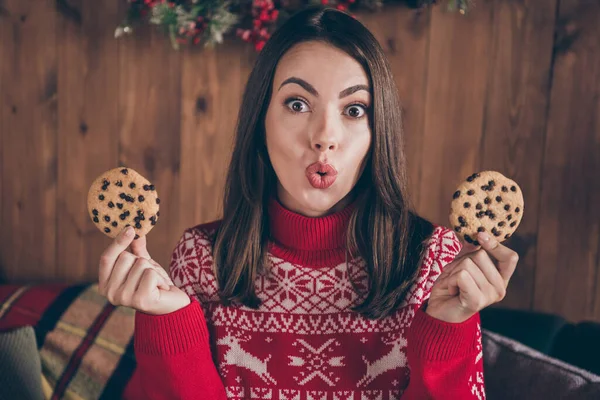 Fotografie sladký dojem mladá žena oblečený červený svetr těší nový rok cookies usměvavý vnitřní pokoj domácí dům — Stock fotografie