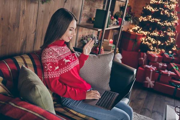 Zdjęcie słodkie atrakcyjne młoda dama nosić czerwony pullover uśmiechając się mając wideo połączenie nowoczesne urządzenie w domu domu domu pokój — Zdjęcie stockowe