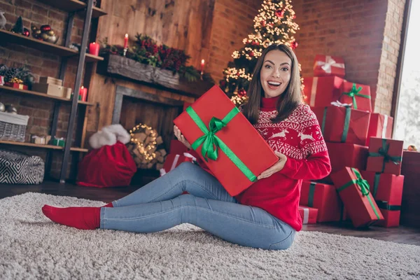 Foto de louco animado senhora sentar chão segurar presente caixa engraçado feliz reação em decorado x-mas casa dentro de casa — Fotografia de Stock