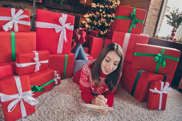 Foto de linda señora bonita tendido lápiz de sujeción escribir lista de deseos sueño desgaste jersey en casa decorada x-mas en interiores — Foto de Stock