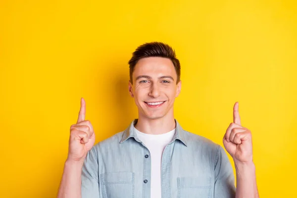 Foto von jungen fröhlich lächelnden Kerl Mann Zeigen Sie mit dem Finger nach oben Werbung Big Sale Black Friday isoliert auf gelbem Hintergrund — Stockfoto