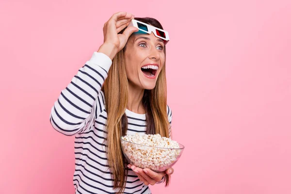 Foto av ung imponerad brun frisyr dam titta på film bära skjorta isolerad på rosa bakgrund — Stockfoto