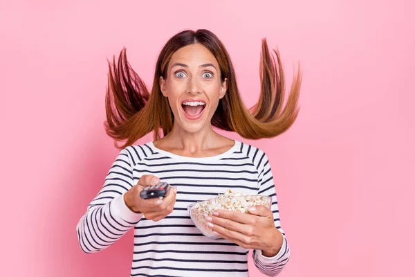 Bild av mogen imponerad brun frisyr dam titta på tv bära skjorta isolerad på rosa bakgrund — Stockfoto