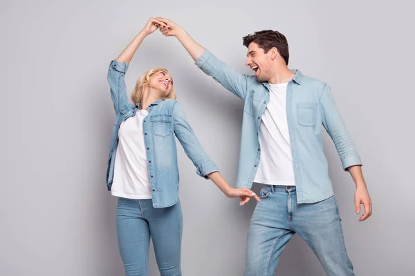 Foto di romantico bello spensierato coppia danza movimento usura casual jeans vestito isolato colore grigio sfondo — Foto Stock
