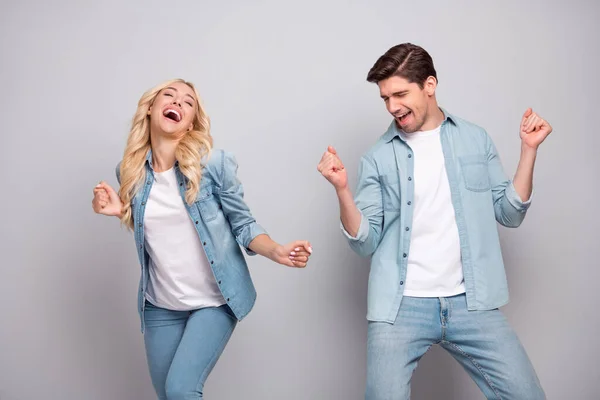 Foto di cool coppia danza indossare jeans camicia isolata su sfondo di colore grigio — Foto Stock