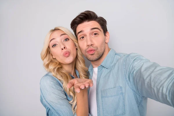 Foto de jovem casal encantador lábios amuados enviar ar beijo atirar selfie isolado sobre fundo de cor cinza — Fotografia de Stock