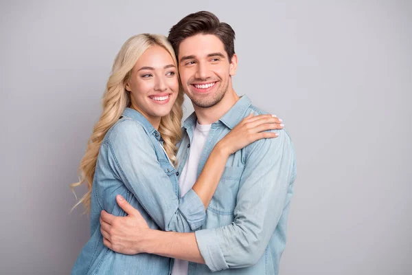 Profil sida foto av unga par glad positiv leende förtroende känslor kärlek isolerad över grå färg bakgrund — Stockfoto