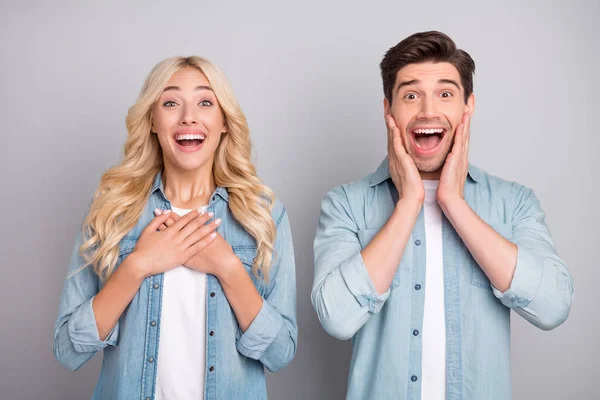 Foto de jovem casal alegre feliz sorriso positivo animado omg face reaction notícias isoladas sobre fundo de cor cinza — Fotografia de Stock