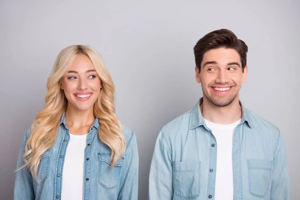 Foto do jovem casal feliz sorriso positivo olhar uns para os outros sentimentos isolados sobre fundo de cor cinza — Fotografia de Stock