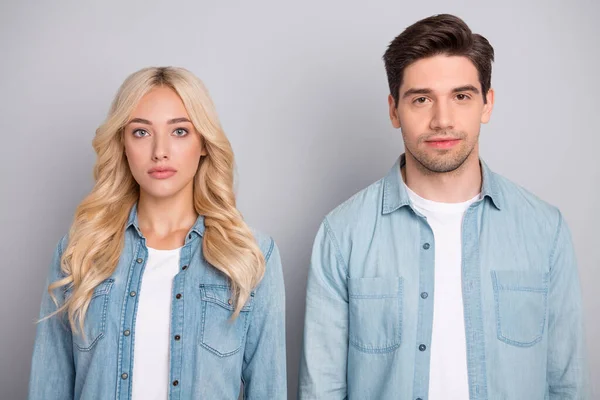 Foto de dos jóvenes empresarios serios y confiados usan jeans aislados sobre fondo de color gris — Foto de Stock