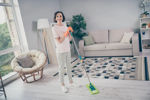 Foto retrato sorrindo sênior mulher limpando a casa lavando chão ficar em casa — Fotografia de Stock