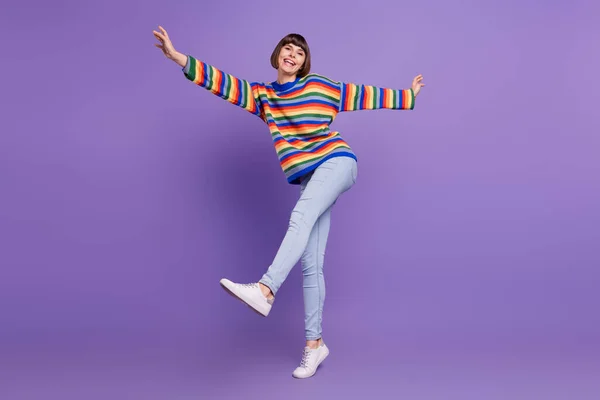 Foto de louco engraçado despreocupado senhora desfrutar de dança desgaste listrado camisola jeans sapatos isolado cor violeta fundo — Fotografia de Stock