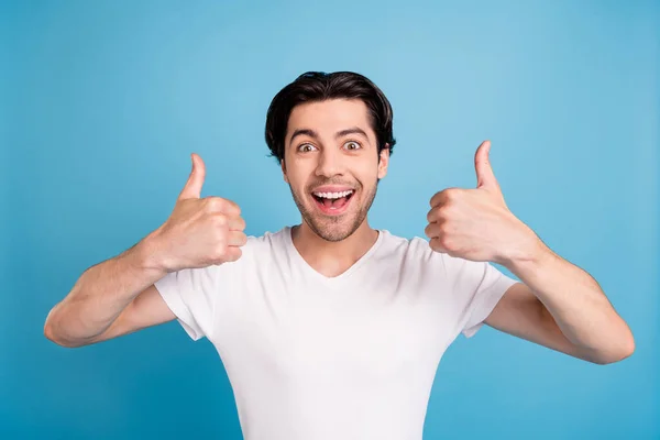 Foto von froh erstaunt verrückt positive Kerl heben Daumen nach oben offenen Mund tragen weißes T-Shirt isoliert blaue Farbe Hintergrund — Stockfoto