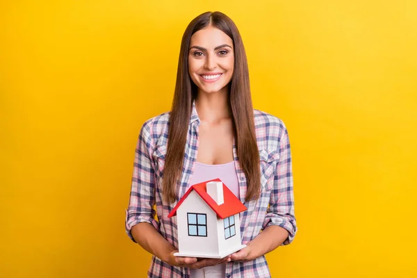Фото молодої жінки щаслива позитивна посмішка додому купити нову нерухомість ізольовано на жовтому кольорі — стокове фото